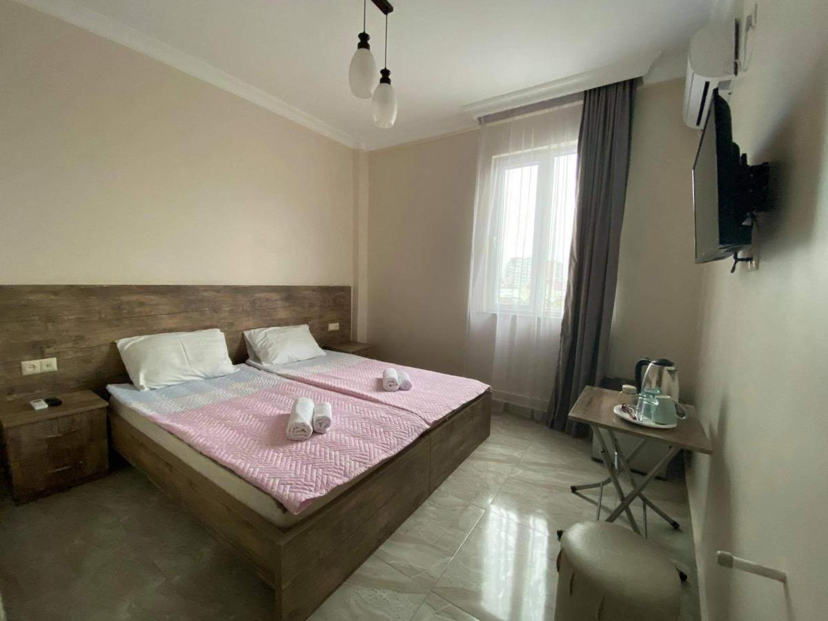 Family Hotel Batumi Esterno foto