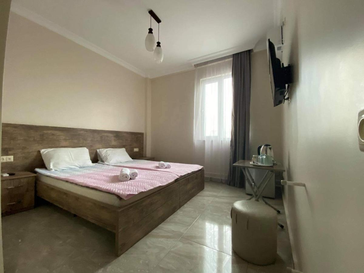 Family Hotel Batumi Esterno foto
