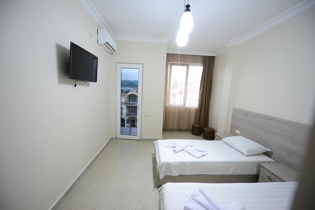 Family Hotel Batumi Esterno foto