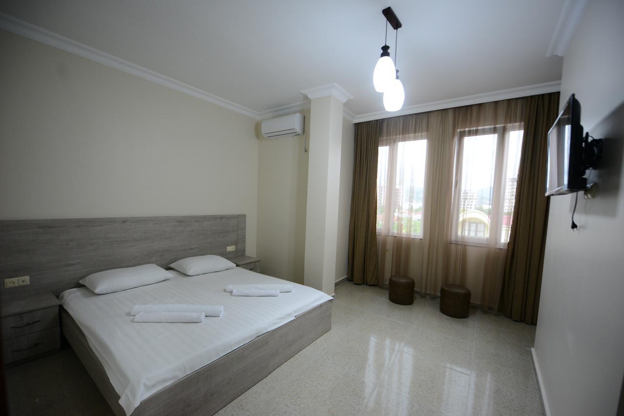 Family Hotel Batumi Esterno foto
